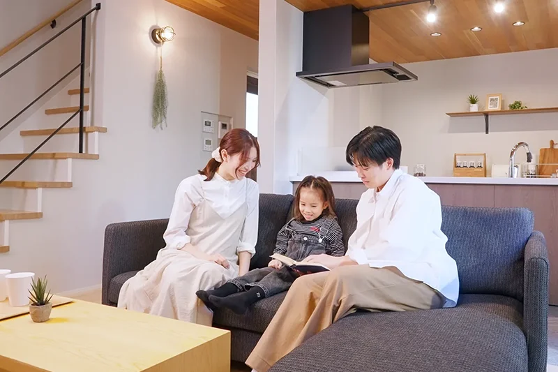 リビングで家族団らん