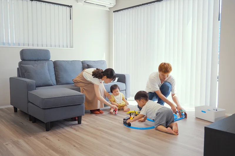 リビングで家族団らん