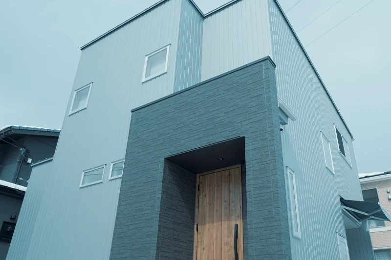 冬の空に映える外観とテラス