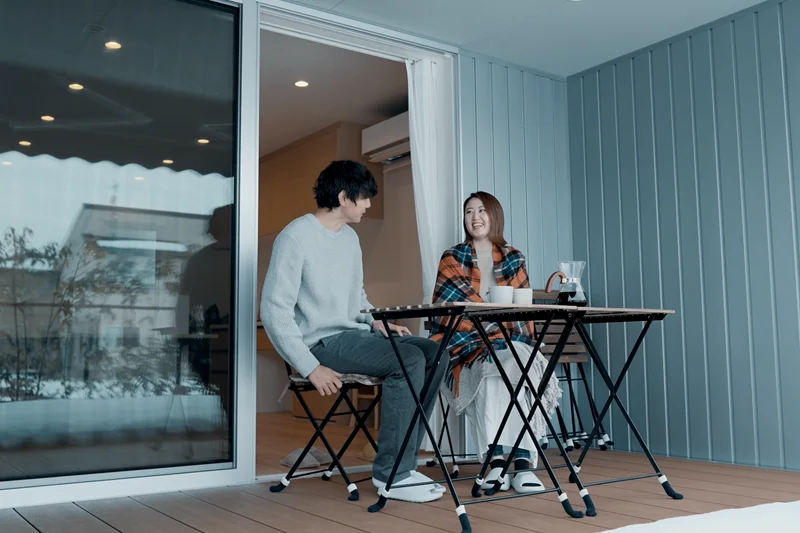 テラスで会話が弾むひととき